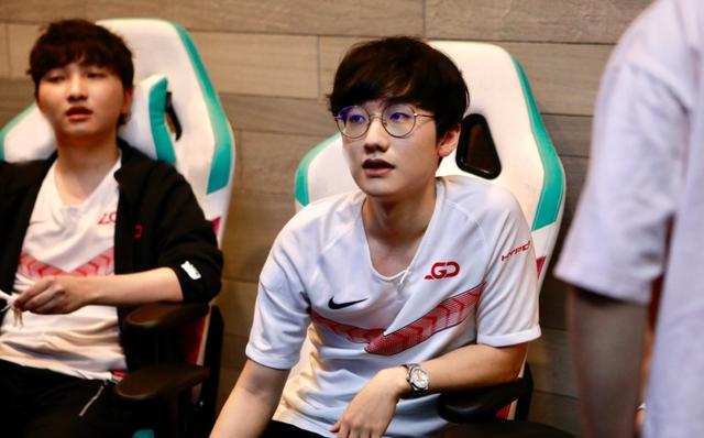 隐藏着双方 隐藏着双方